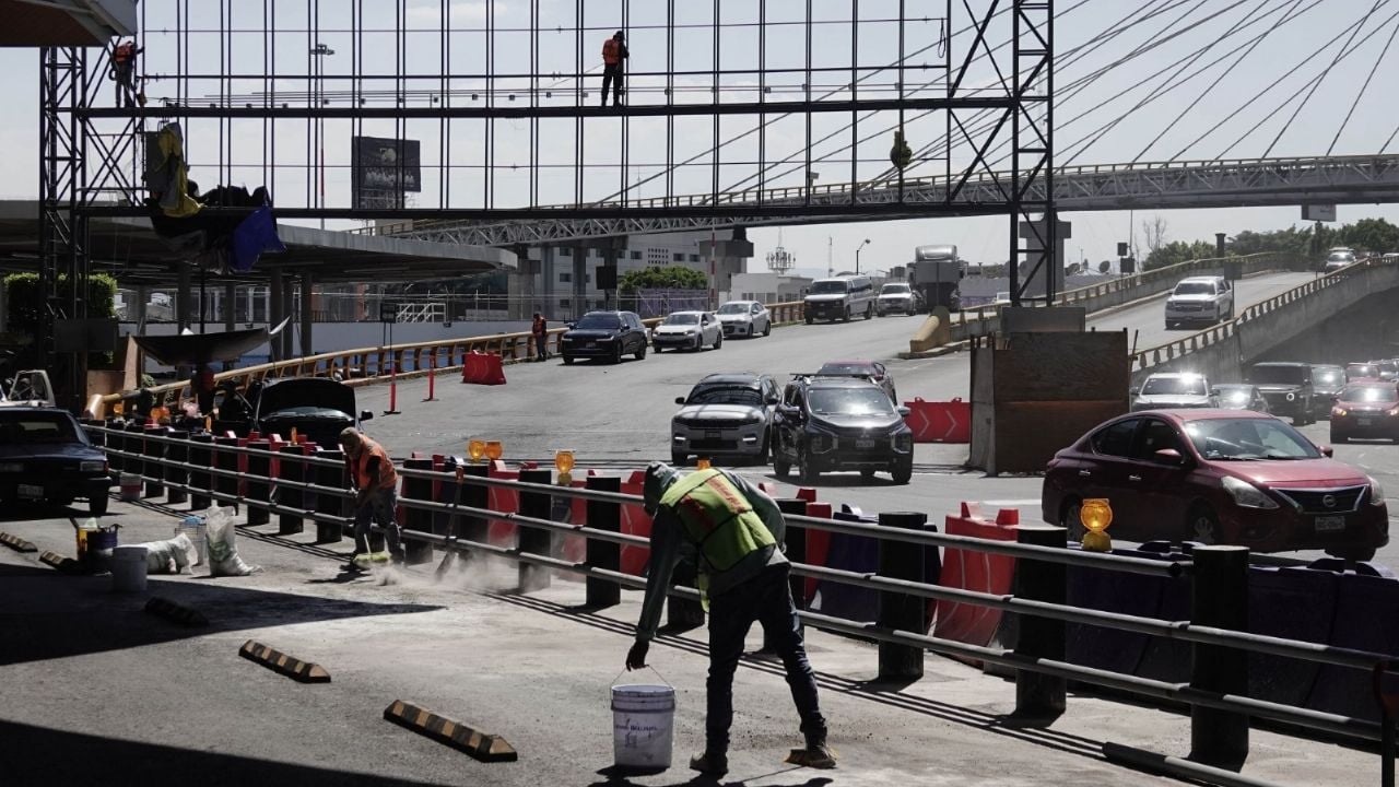 Se desploma estructura metálica en salida vehicular del AICM; un automovilista resulta afectado