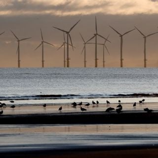 El gobierno de Reino Unido fija meta de recortar 87% sus emisiones de carbono para 2042