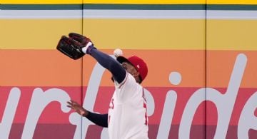 Jardinero de Angels 'impulsa' el jonrón más extraño: la bola pega en su guante, en su cabeza y se va