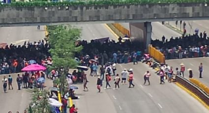 Paro de la CNTE: maestros bloquean Circuito Interior y derriban estatuas de futbolistas en Paseo de la Reforma