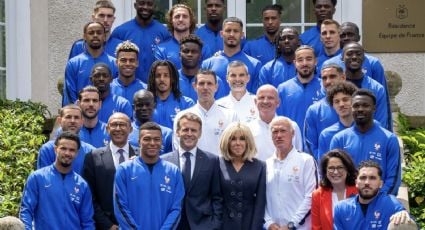 ¿Ególatra? Mbappé causa revuelo en Francia por posar delante del presidente Macron en foto oficial de la selección