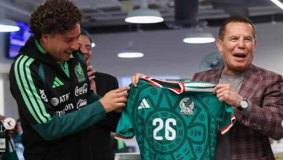 Julio César Chávez visita y motiva a la Selección Mexicana a nueve días de inaugurar el Mundial: “Van a llegar mucho más lejos del quinto partido”