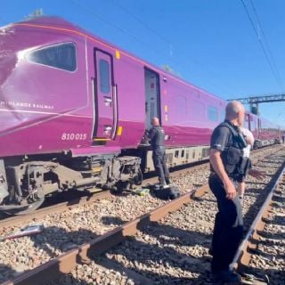 Tragedia en Reino Unido: nueve personas están en estado crítico tras colisión de dos trenes