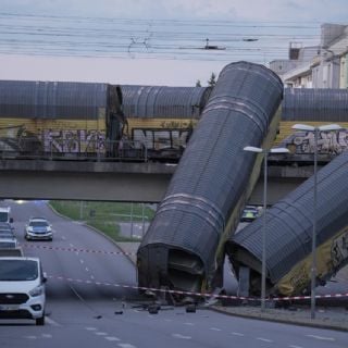 Caen dos vagones de un puente tras choque de trenes en Alemania; se reporta un muerto