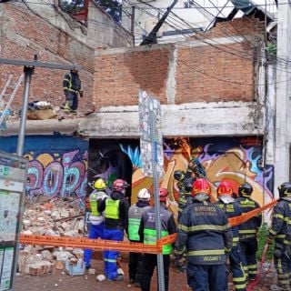 Rescatan a una mujer y buscan a una persona más tras derrumbe de estructura de un domicilio en CDMX