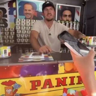 Harry Maguire regala estampas del álbum Panini en NY tras no ir al Mundial con Inglaterra