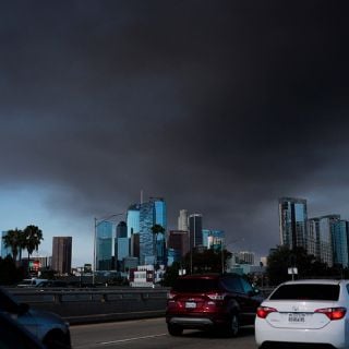 Declaran emergencia en Los Ángeles por el incendio de un almacén con 38 mil toneladas de alimentos