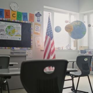 Familias migrantes enfrentan barreras para acceder a becas que impulsan la educación privada en EU