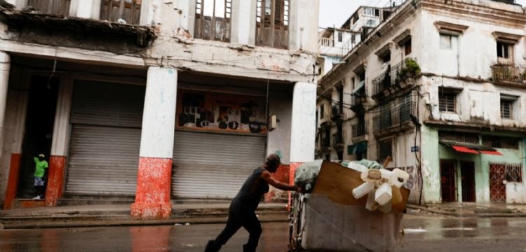 Cuba acusa a Estados Unidos de ejercer un bloqueo similar a uno militar
