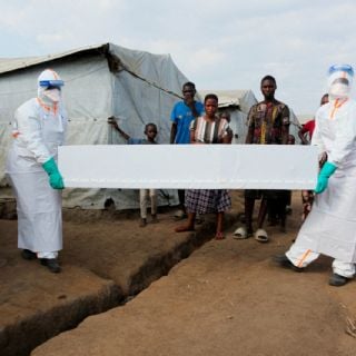 Brote de ébola: aumentan a casi mil los casos confirmados y 247 las muertes en el Congo
