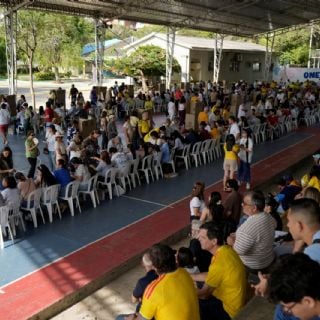 Abren las casillas en Colombia para la segunda vuelta presidencial entre Cepeda y De la Espriella