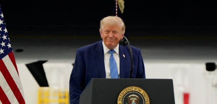 "No causen problemas o volveremos a atacar con mucha fuerza", advierte Trump a Irán