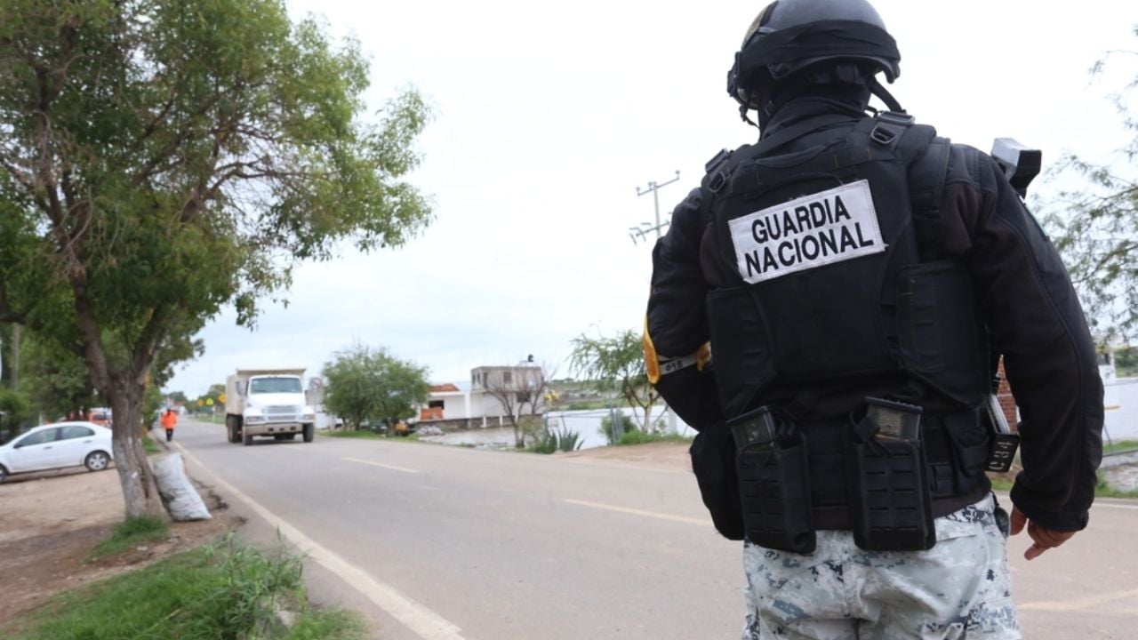 Sujeto asalta caseta de cobro en Guanajuato y atropella a elemento de la Guardia Nacional