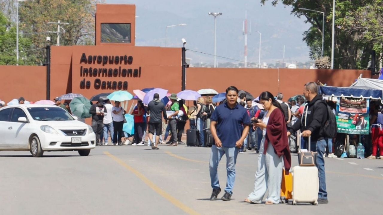Maestros de la CNTE bloquean el aeropuerto de Oaxaca y se manifiestan en carretera de Huitzo