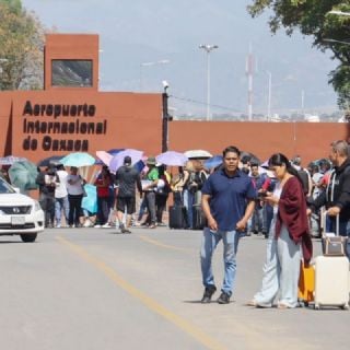 Maestros de la CNTE bloquean el aeropuerto de Oaxaca y se manifiestan en carretera de Huitzo