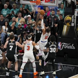 Knicks vienen de atrás y derrotan de visita a Spurs para ganar el primer juego de Las Finales de NBA