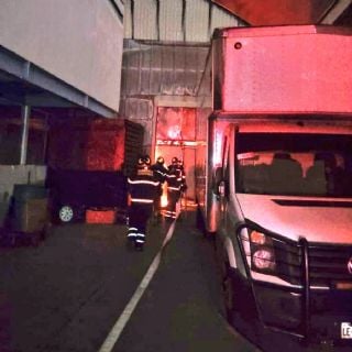 Se registra fuerte incendio en bodega junto al Mercado de Jamaica