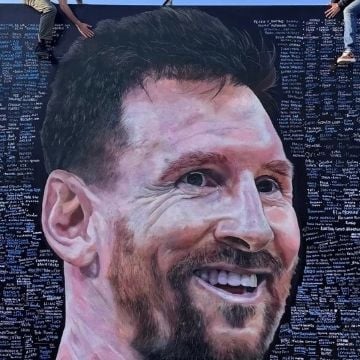 Dos fans que pintaron mural de Messi en Argentina enloquecen tras agradecimiento del '10' en video