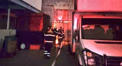 Se registra fuerte incendio en bodega junto al Mercado de Jamaica; intensa movilización de cuerpos de emergencia