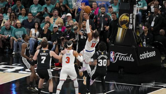 Knicks vienen de atrás y derrotan de visita a Spurs para ganar el primer juego de Las Finales de la NBA