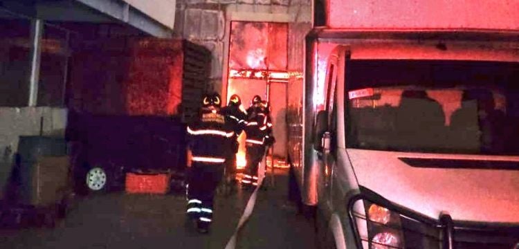 Se registra fuerte incendio en bodega junto al Mercado de Jamaica