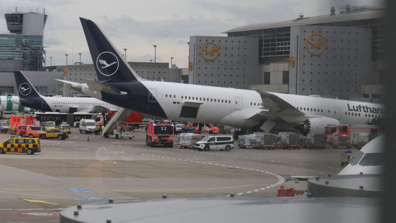 Colapsa el tren de aterrizaje delantero de un avión de Lufthansa en Fráncfort; hay varios heridos