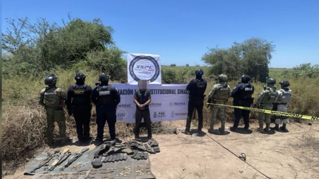 Capturan a tres hombres con rifles tipo AK-47 y equipo táctico en Sinaloa
