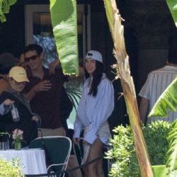 Dua Lipa y Callum Turner llegan a la capital de Sicilia previo a la fiesta de tres días por su boda