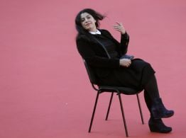 "Mujer, vida y libertad": Francia rinde homenaje a Marjane Satrapi, quien rechazó la Legión de Honor