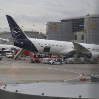 Colapsa el tren de aterrizaje delantero de un avión de Lufthansa en Fráncfort; hay varios heridos