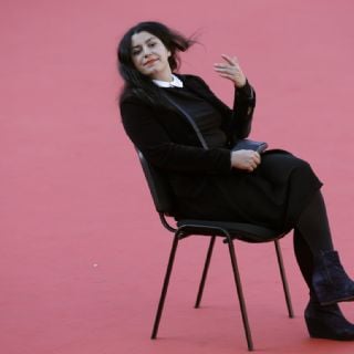 "Mujer, vida y libertad": Francia rinde homenaje a Marjane Satrapi, quien rechazó la Legión de Honor