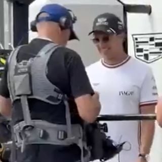 Checo Pérez se reúne en Mónaco con la protagonista de la serie ‘Emily en París’