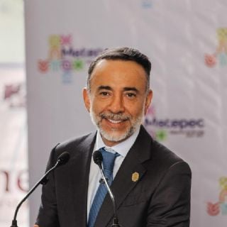 Alcalde de Metepec irrumpe en un club deportivo con sus escoltas y presuntamente agrede a un hombre