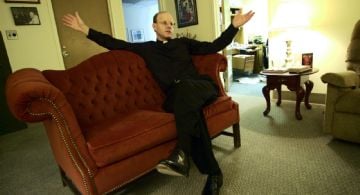 Arzobispo de Washington destituye a sacerdote tras afirmar que los ovnis son obra del demonio