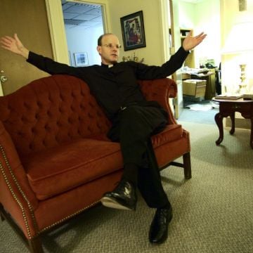 Arzobispo de Washington destituye a sacerdote tras afirmar que los ovnis son obra del demonio