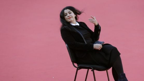 "Mujer, vida y libertad": Francia rinde homenaje a Marjane Satrapi, quien rechazó la Legión de Honor