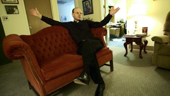 Arzobispo de Washington destituye a sacerdote exorcista tras afirmar que los ovnis son obra del demonio