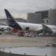 Colapsa el tren de aterrizaje delantero de un avión de Lufthansa en Fráncfort; hay varios heridos