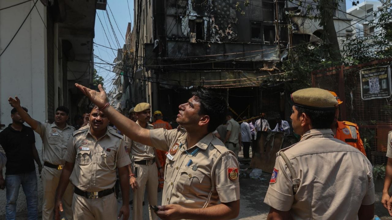 Tragedia en Nueva Delhi: incendio en hotel deja 21 muertos y