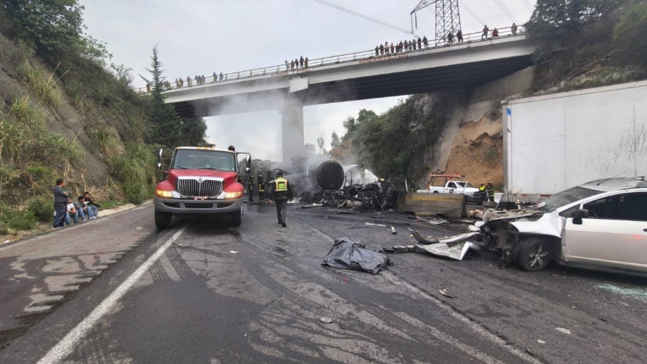 Cierran la carretera Chamapa-Lechería tras incendio de pipa provocado por choque múltiple