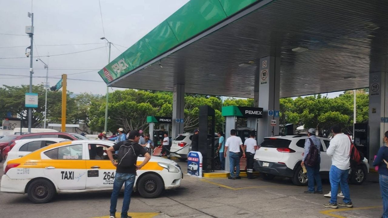 Escalan movilizaciones de la CNTE: toman gasolineras en Chiapas y reparten combustible