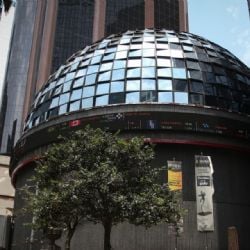 El peso y la bolsa de México caen tras datos de creación de empleos en EU