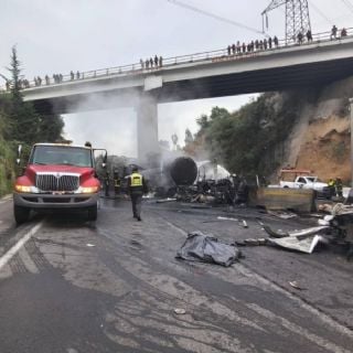 Cierran la carretera Chamapa-Lechería tras incendio de pipa provocado por choque múltiple