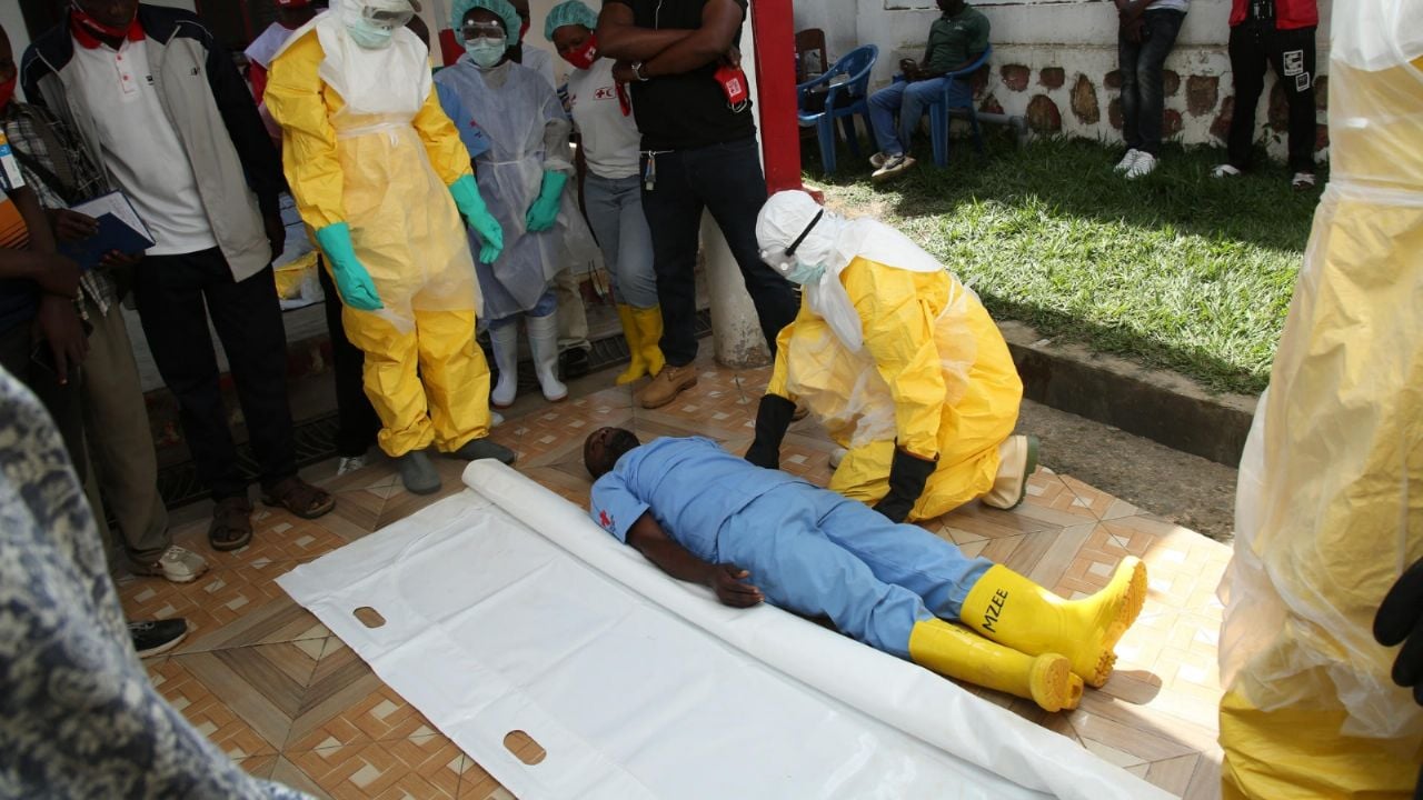 Hallan a cinco reos sospechosos de ébola que huyeron de hosp