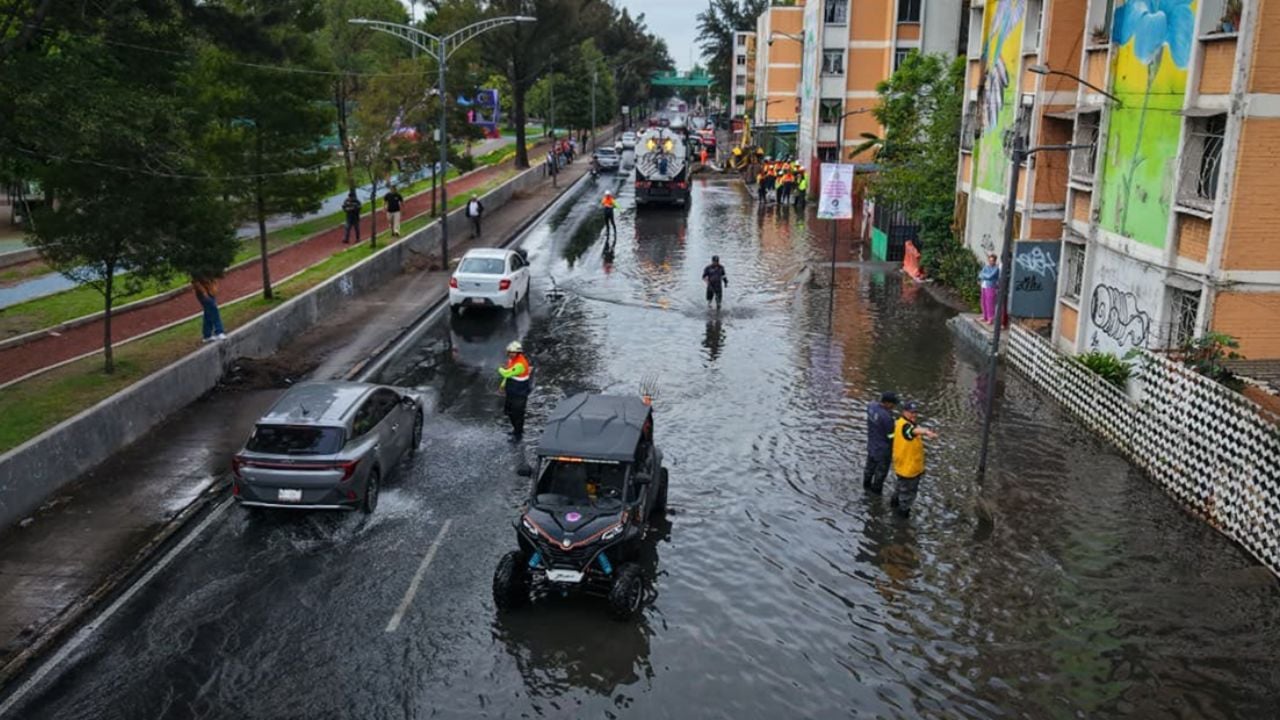 Mega fuga inunda Periférico Oriente y deja atrapados a vecin