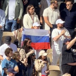 Seguridad impide a aficionado ondear su bandera de Rusia en Roland Garros para celebrar el título de Mirra Andreeva
