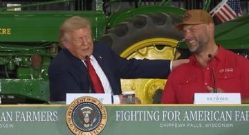 Trump se sorprende ante el físico de un granjero; no reconoció que era un Salón de la Fama de la NFL