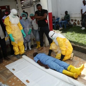 Hallan a cinco reos sospechosos de ébola que huyeron de hospitales; dan negativo