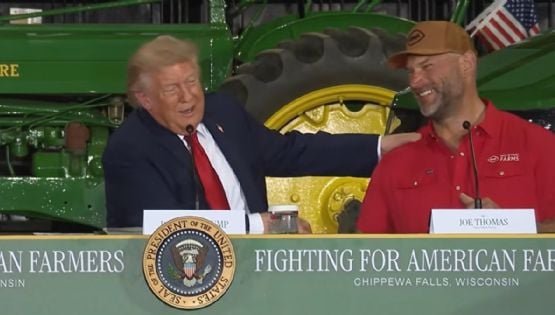 Trump se sorprende ante el físico de un granjero: “Es un maldito espécimen”; no reconoció que se trataba de un Salón de la Fama de la NFL
