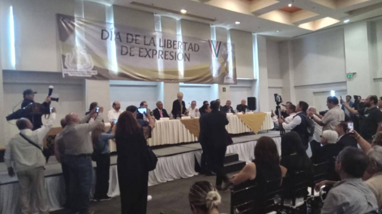"Fuera, fuera", gritan a Jenaro Villamil en el Día de la Lib